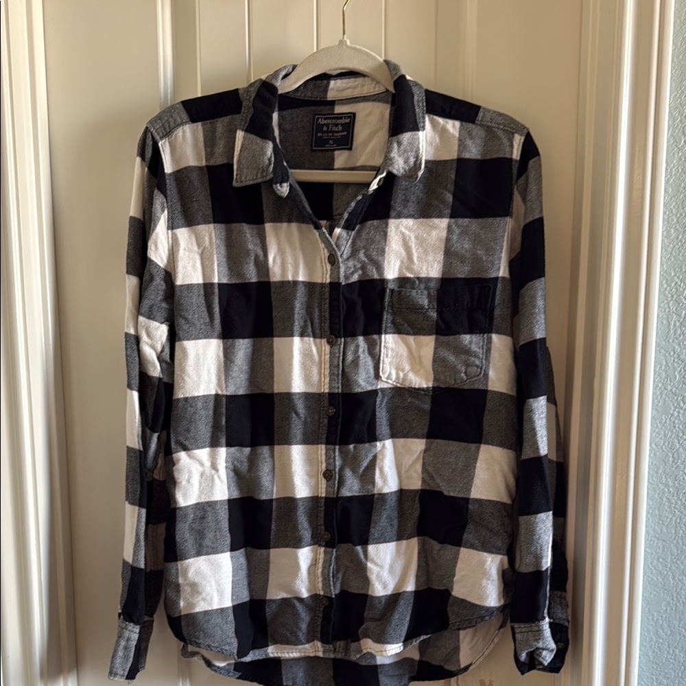 Abercrombie and Fitch women’s black and white plaid shirt